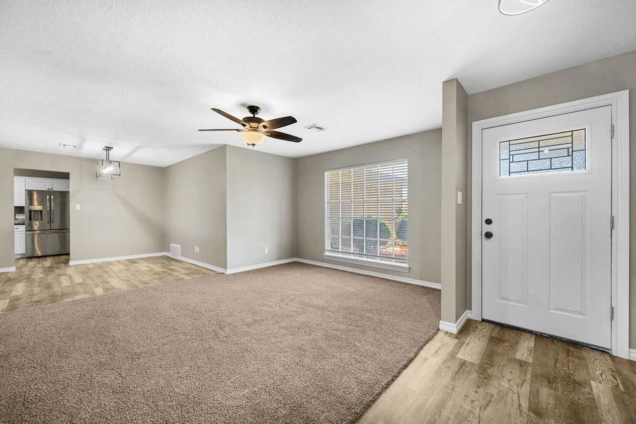 6943 Nw Eisenhower Dr - Photo 7 of 41