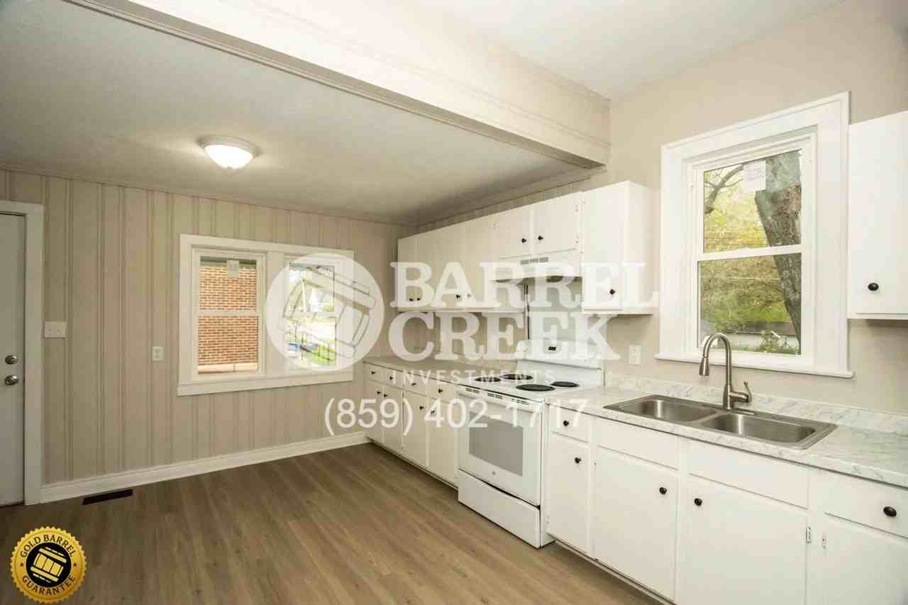327 N 4th St - Photo 4 of 27