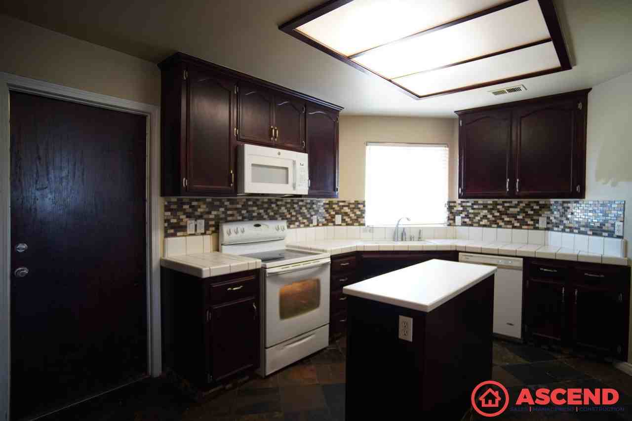 5305 Pine Grove Ct - Photo 5 of 17