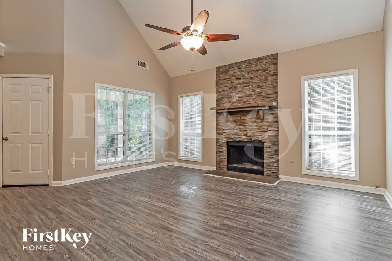 290 Saratoga Ct - Photo 2 of 19