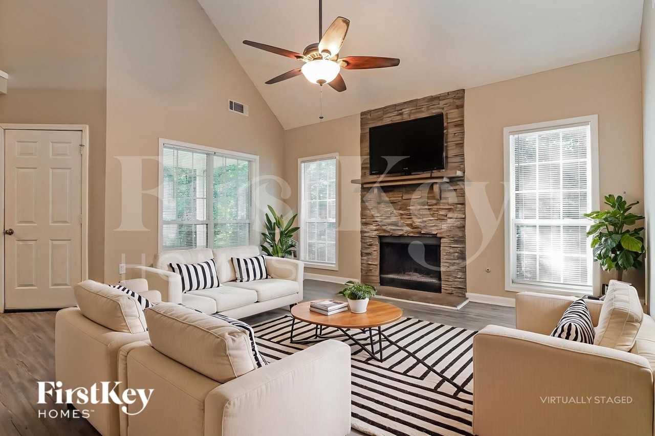 290 Saratoga Ct - Photo 3 of 19