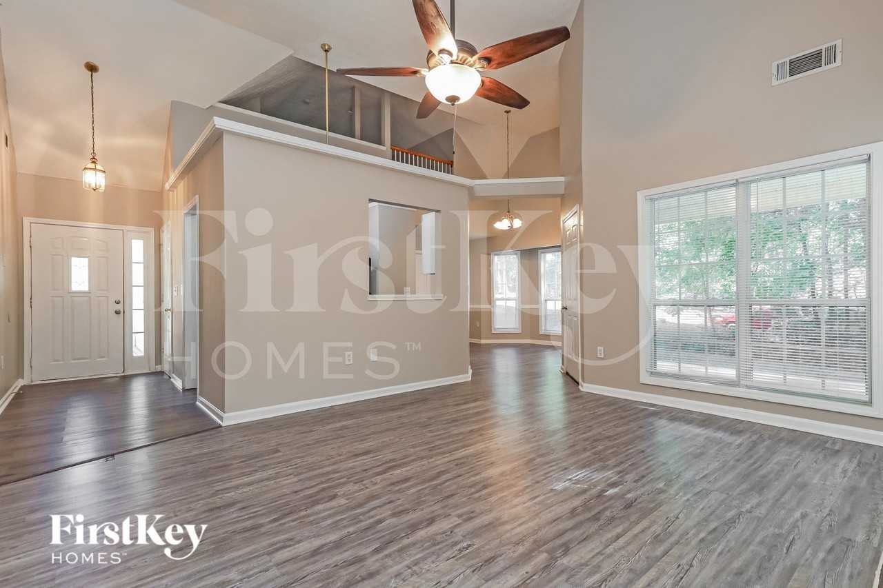 290 Saratoga Ct - Photo 4 of 19