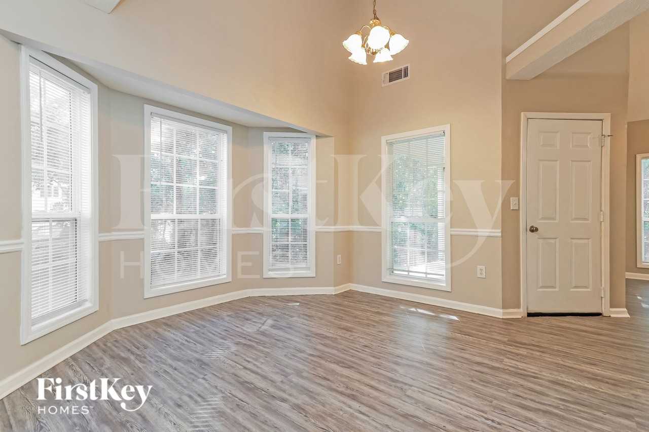 290 Saratoga Ct - Photo 5 of 19