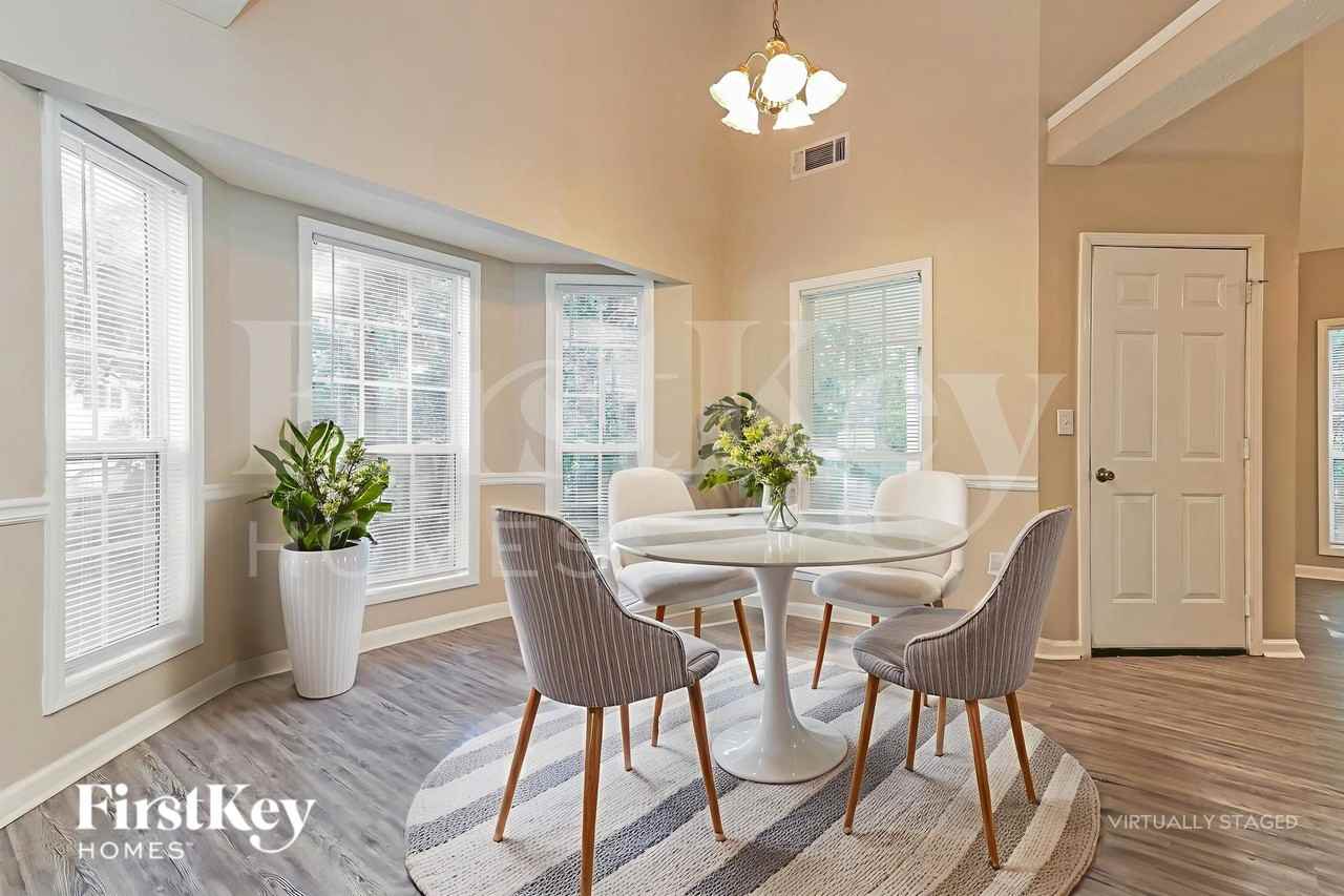 290 Saratoga Ct - Photo 6 of 19
