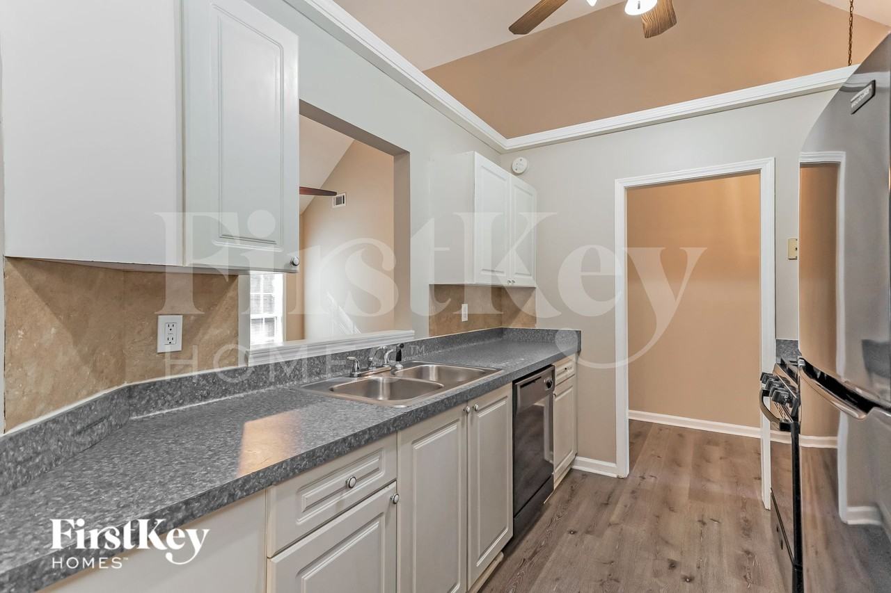 290 Saratoga Ct - Photo 7 of 19
