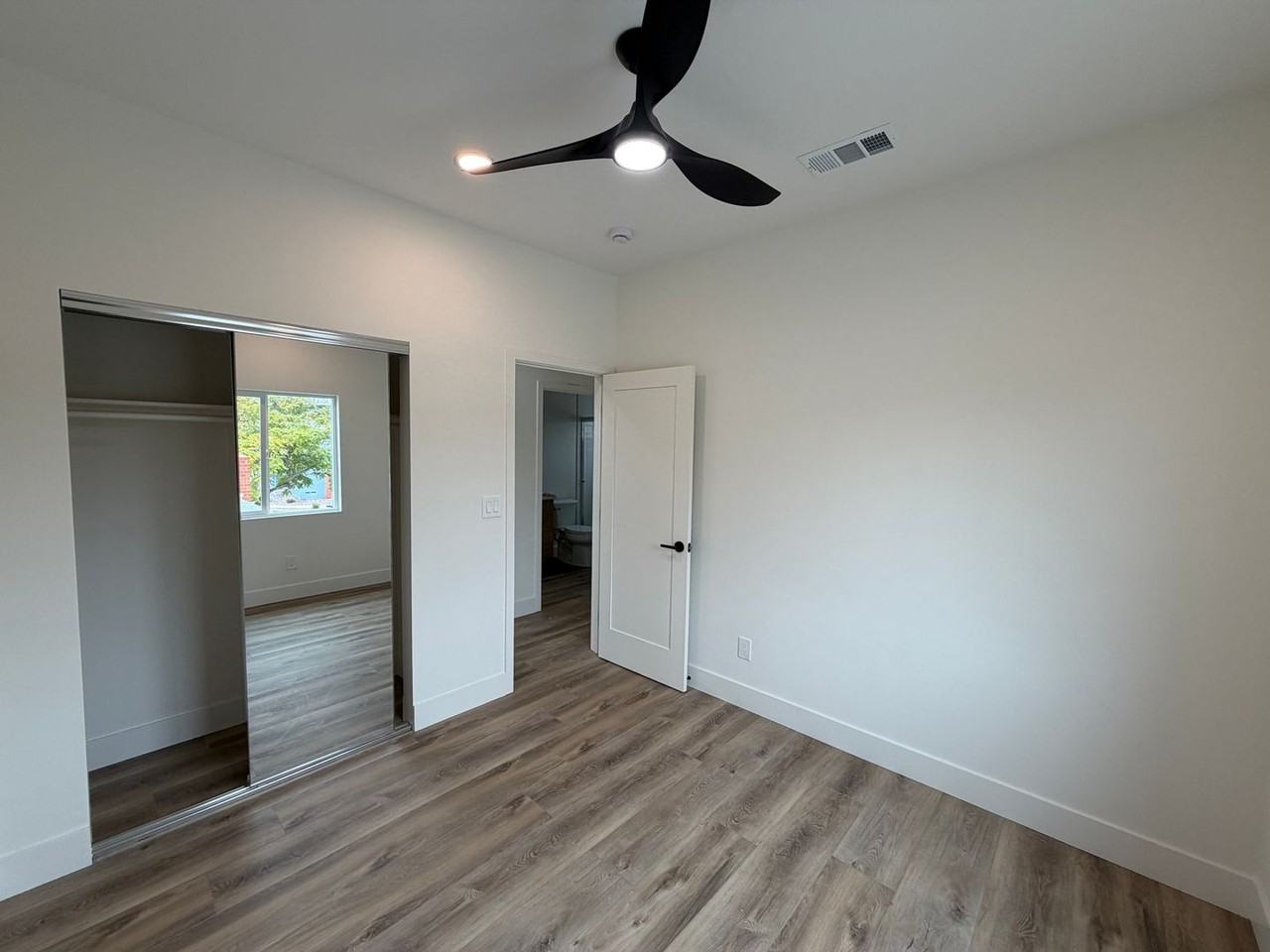 5094 Catoctin Dr - Photo 5 of 8