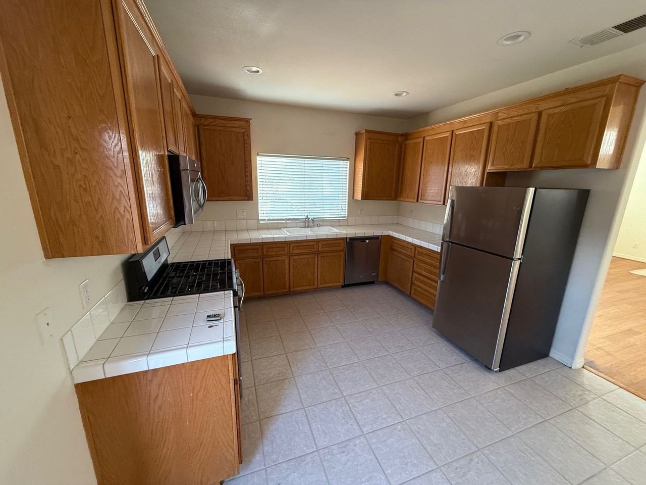 1446 Holly Ave - Photo 6 of 21