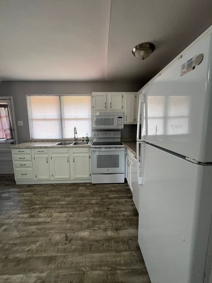 4200 Shirley Dr - Photo 4 of 13
