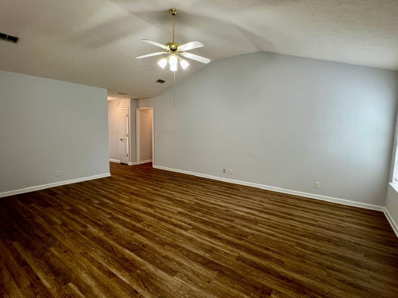 2720 Roscommon Dr - Photo 3 of 22