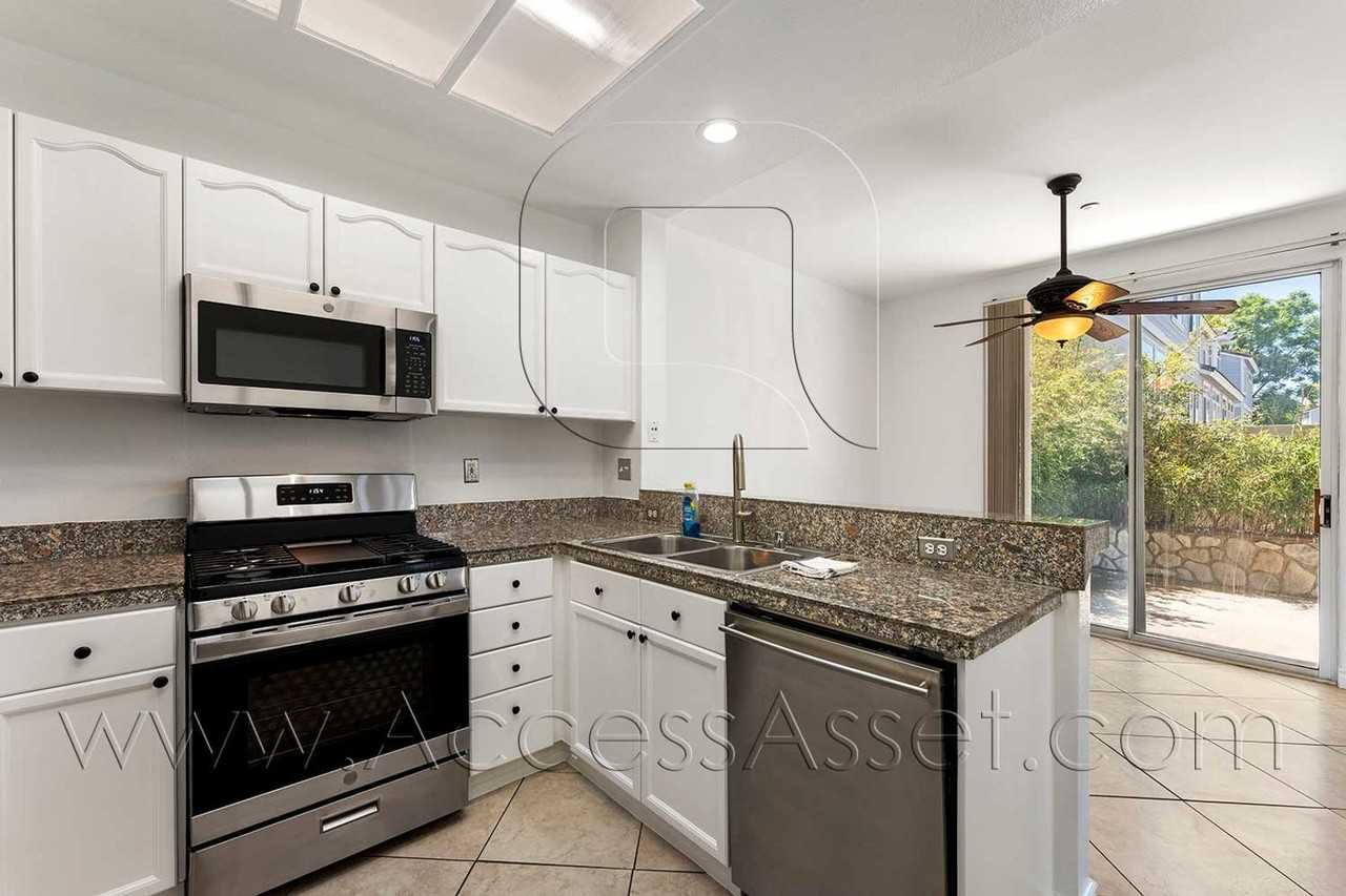 3410 E Salisbury Cir #C - Photo 3 of 34