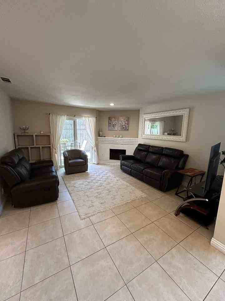 2512 Santa Ana Ave - Photo 4 of 15