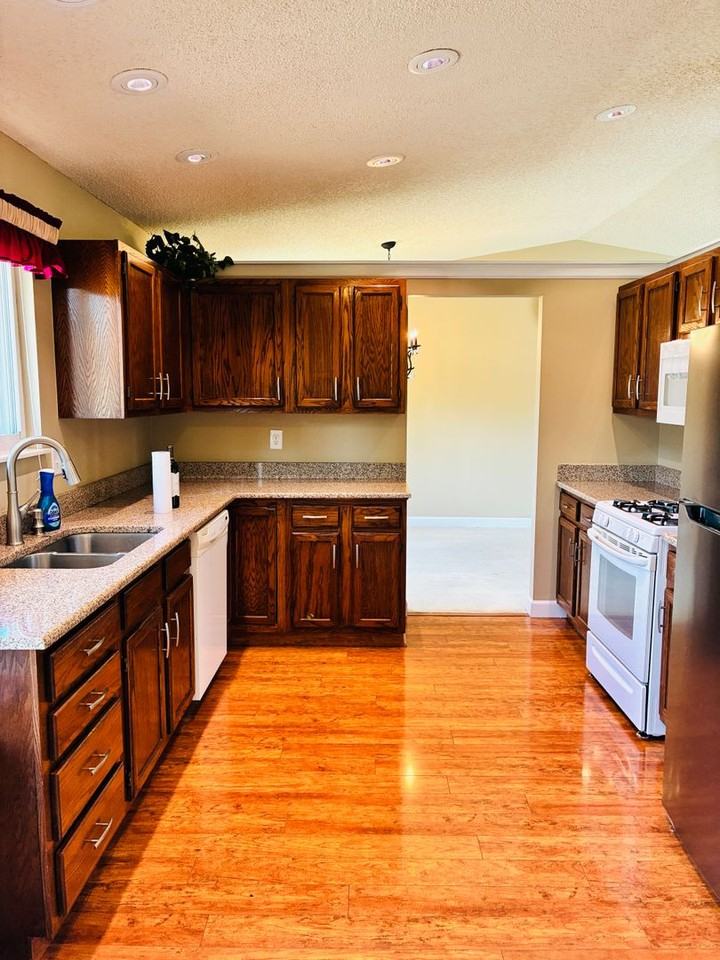 7710 Woody Creek Dr - Photo 4 of 21