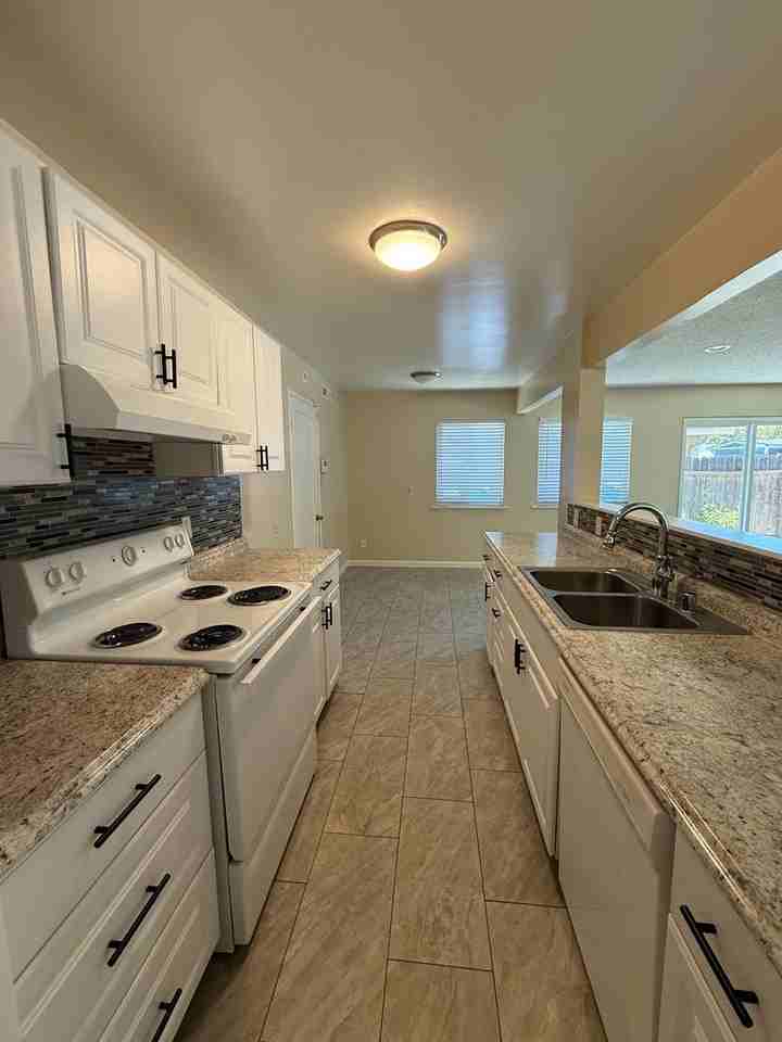 733 Utah St - Photo 2 of 19