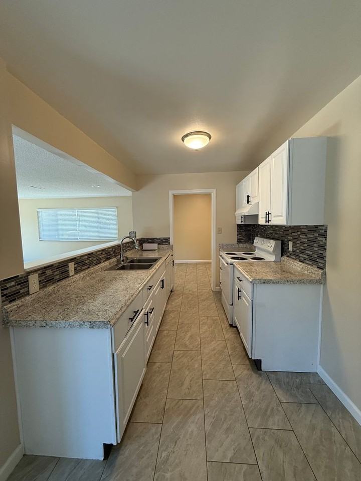 733 Utah St - Photo 3 of 19