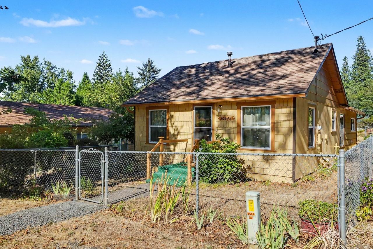 30645 Fisher St - Photo 2 of 25