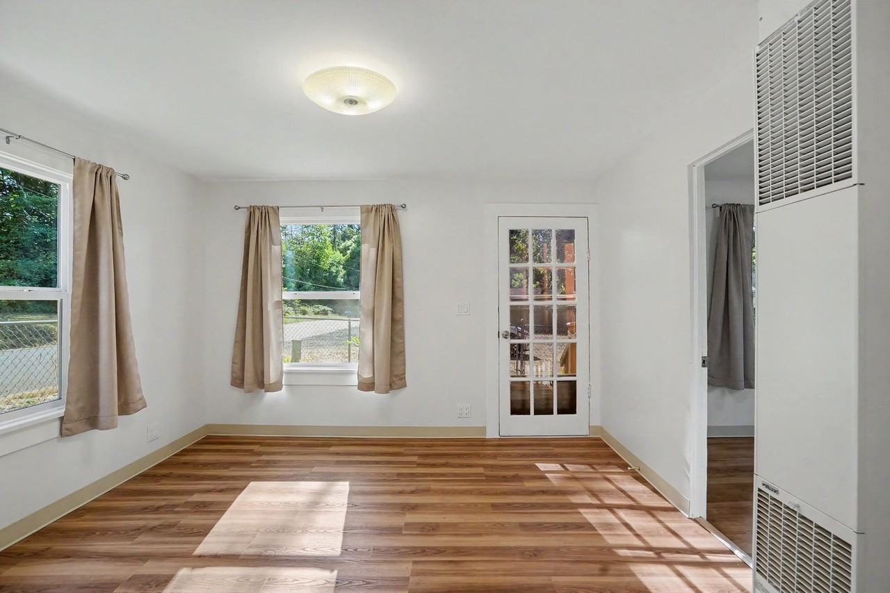 30645 Fisher St - Photo 4 of 25