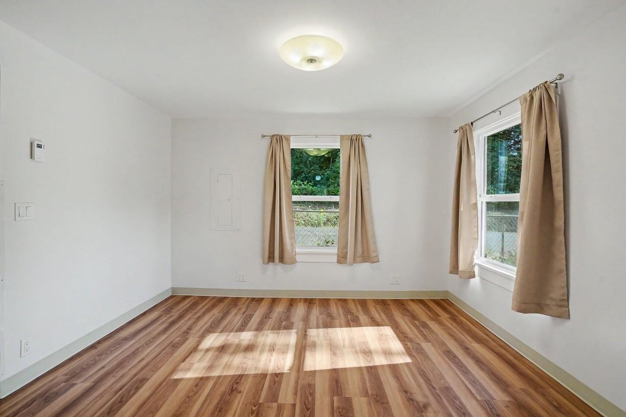 30645 Fisher St - Photo 5 of 25
