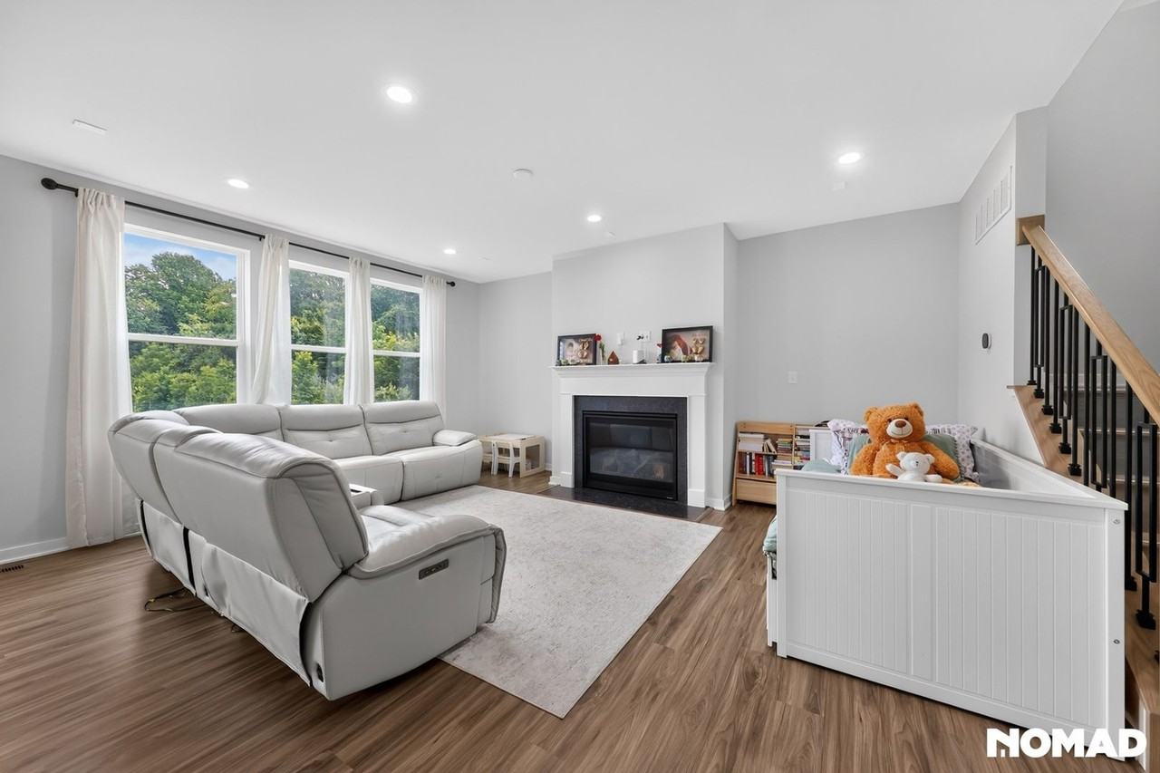 1138 E Lock Rd - Photo 3 of 32