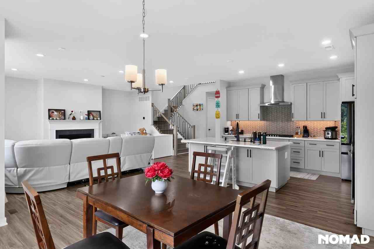1138 E Lock Rd - Photo 5 of 32