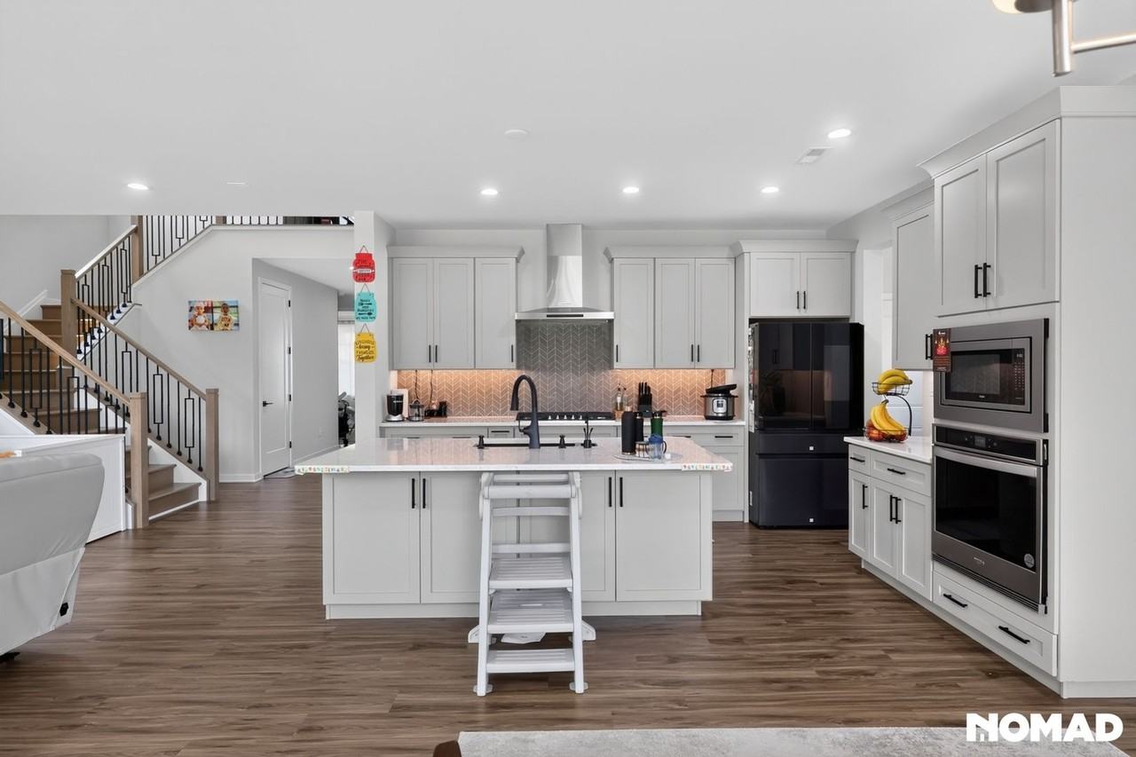 1138 E Lock Rd - Photo 6 of 32