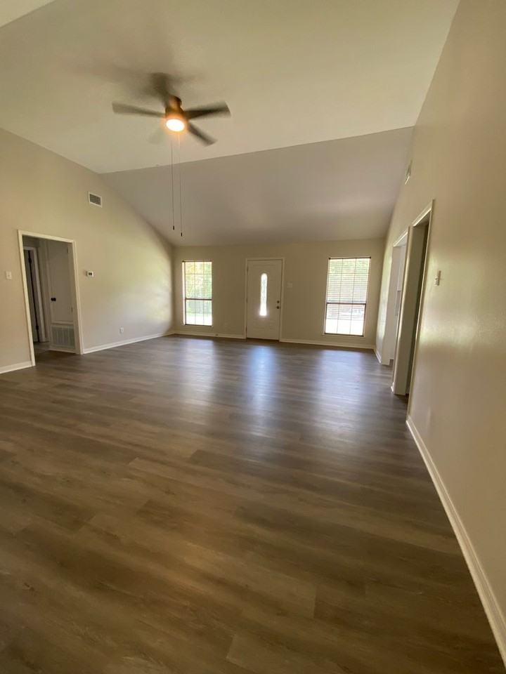 10400 Northhill Ct - Photo 3 of 14