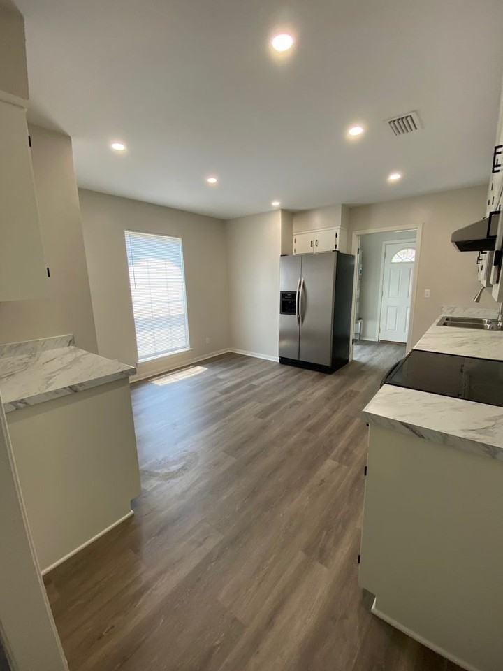 10400 Northhill Ct - Photo 4 of 14