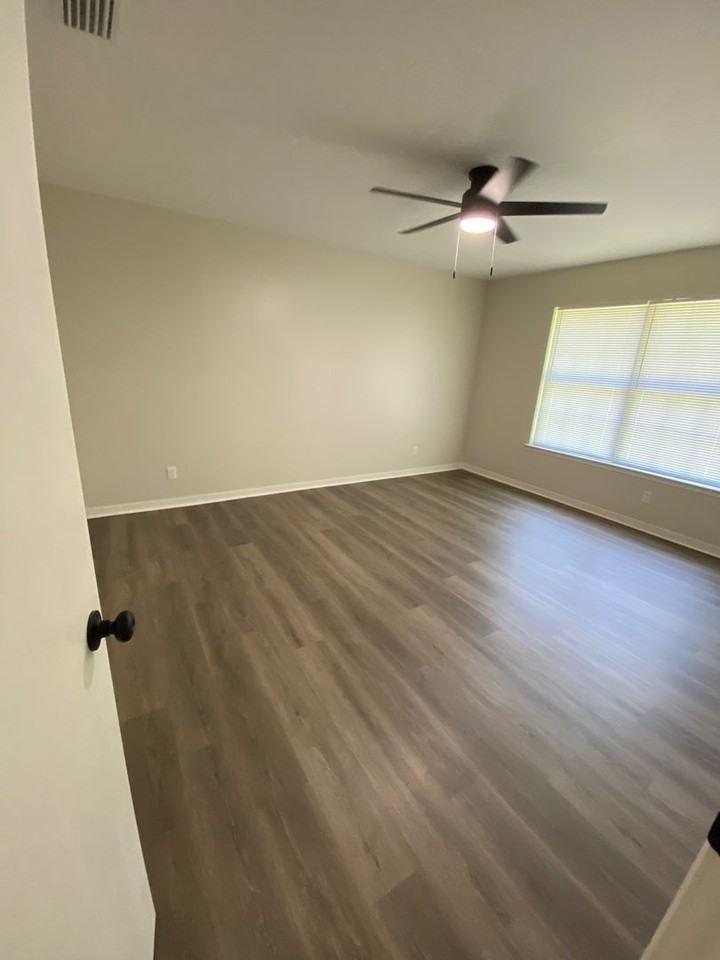 10400 Northhill Ct - Photo 6 of 14