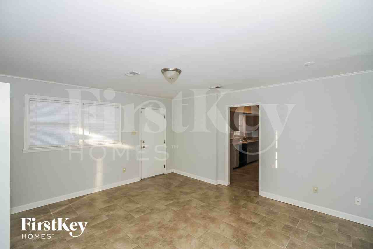 1569 Marcia Rd - Photo 4 of 15