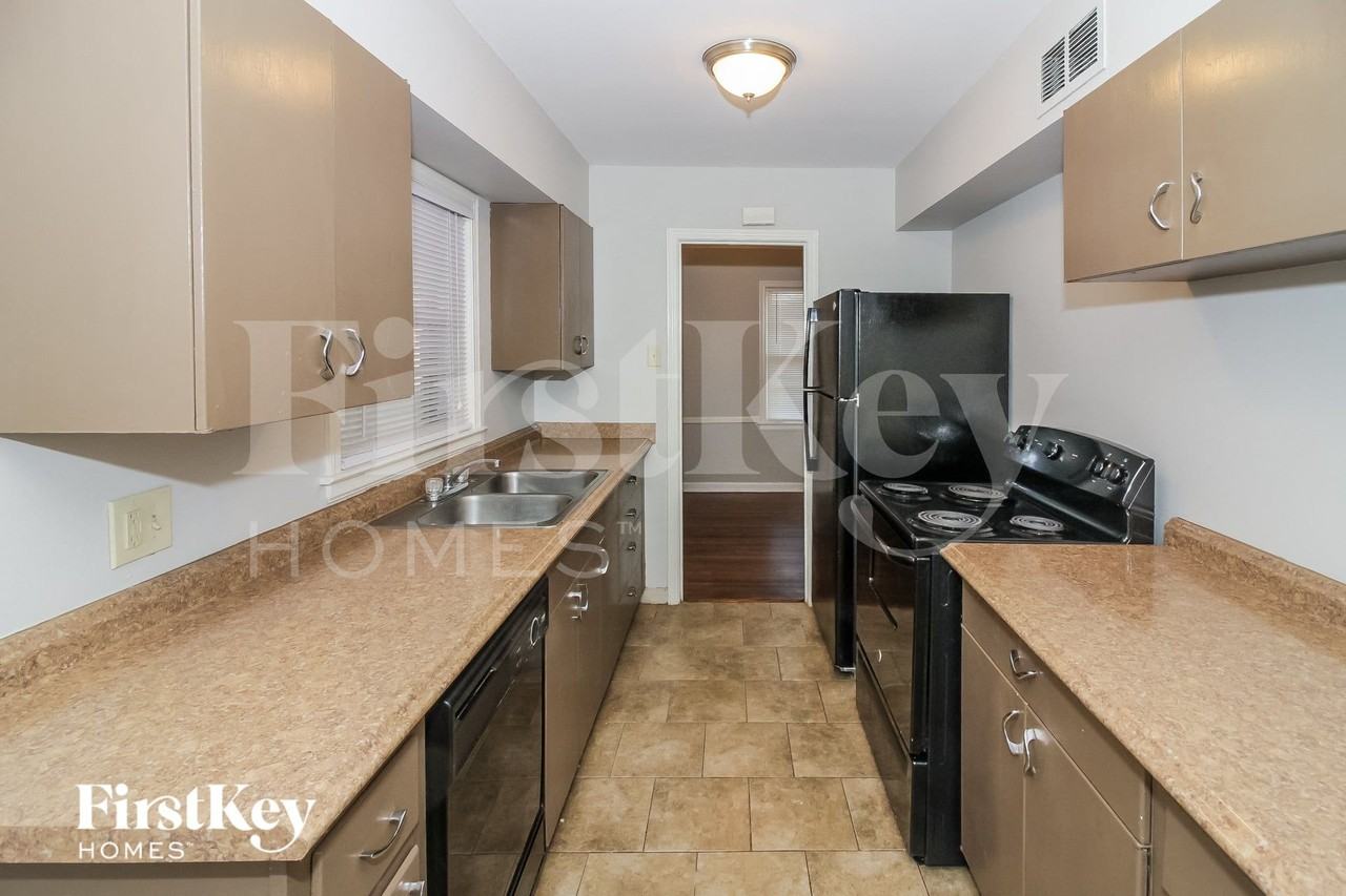 1569 Marcia Rd - Photo 5 of 15