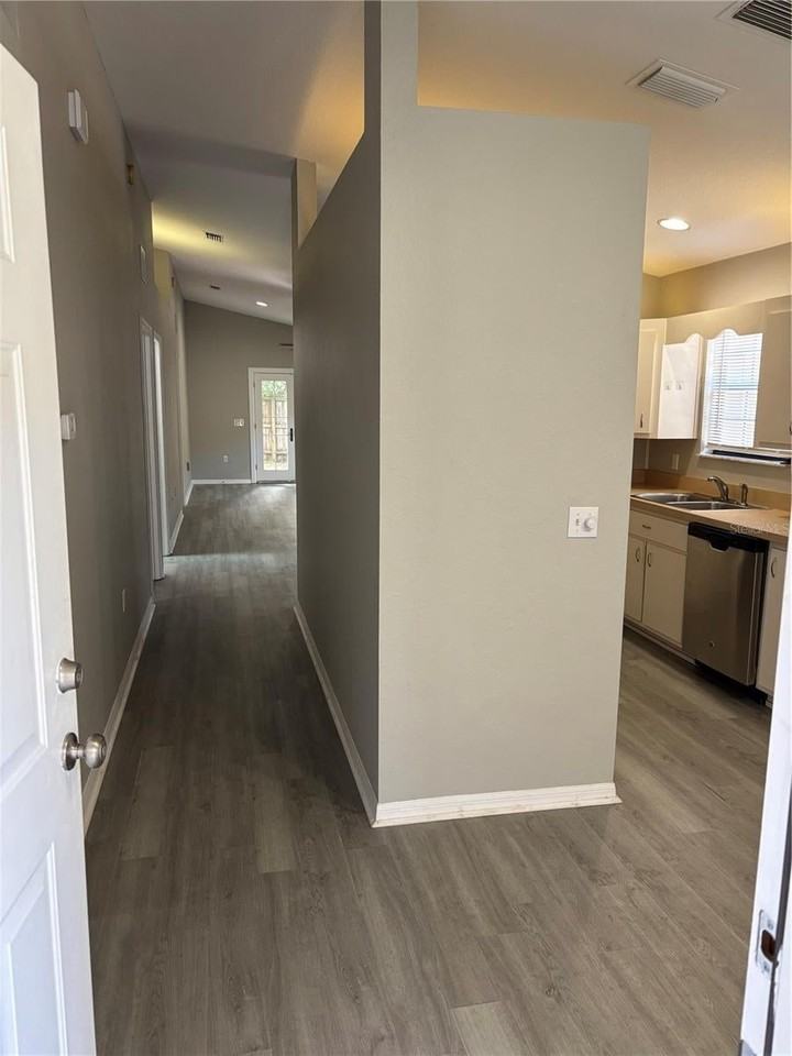 3906 Ne 22nd St - Photo 2 of 28