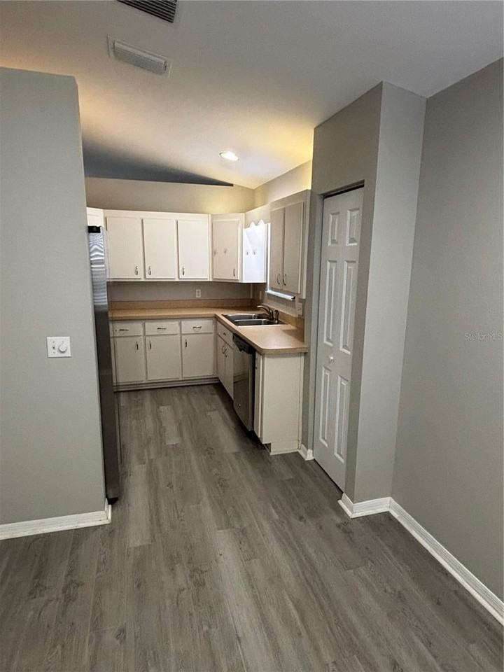3906 Ne 22nd St - Photo 5 of 28