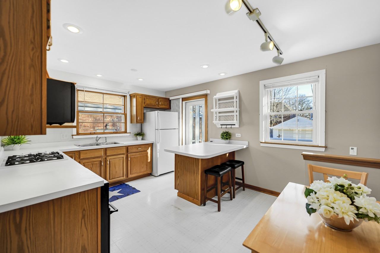 413 S Gilbert Ave - Photo 4 of 12