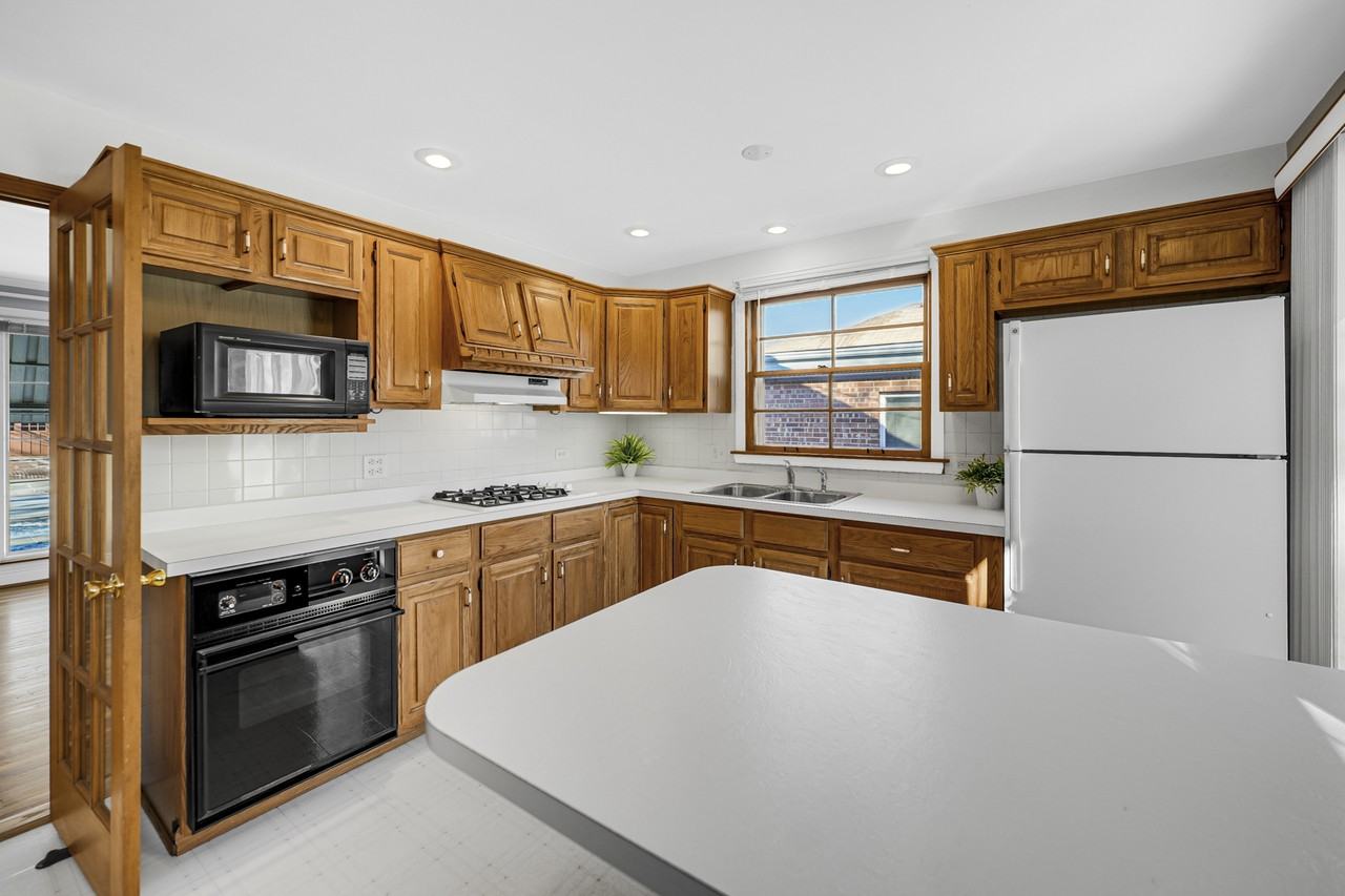 413 S Gilbert Ave - Photo 6 of 12