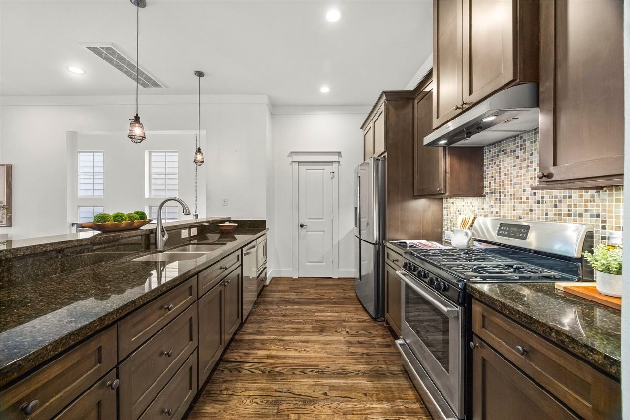 1115 W 15th St - Photo 3 of 19
