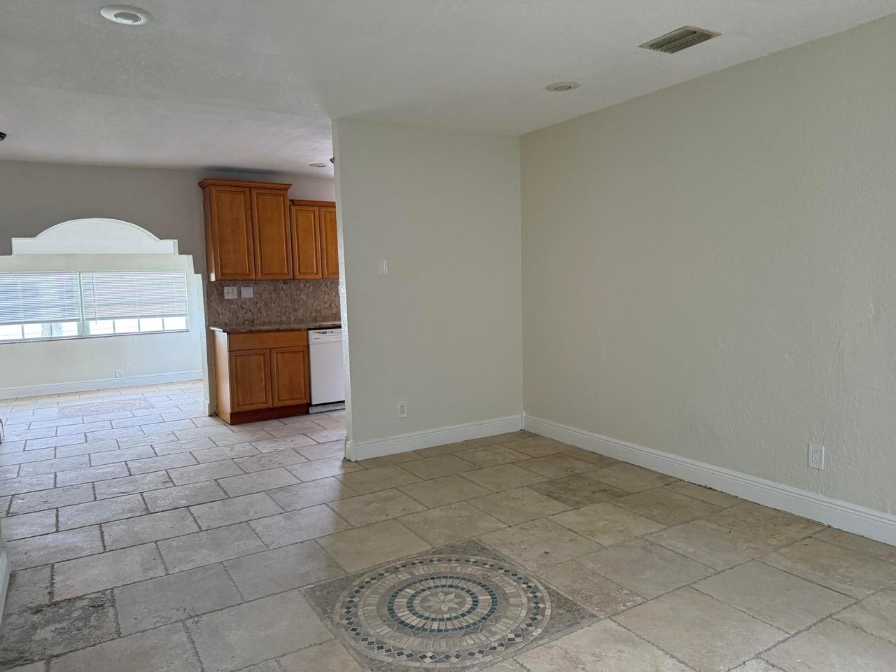 1751 Nw 34th Ave - Photo 4 of 26