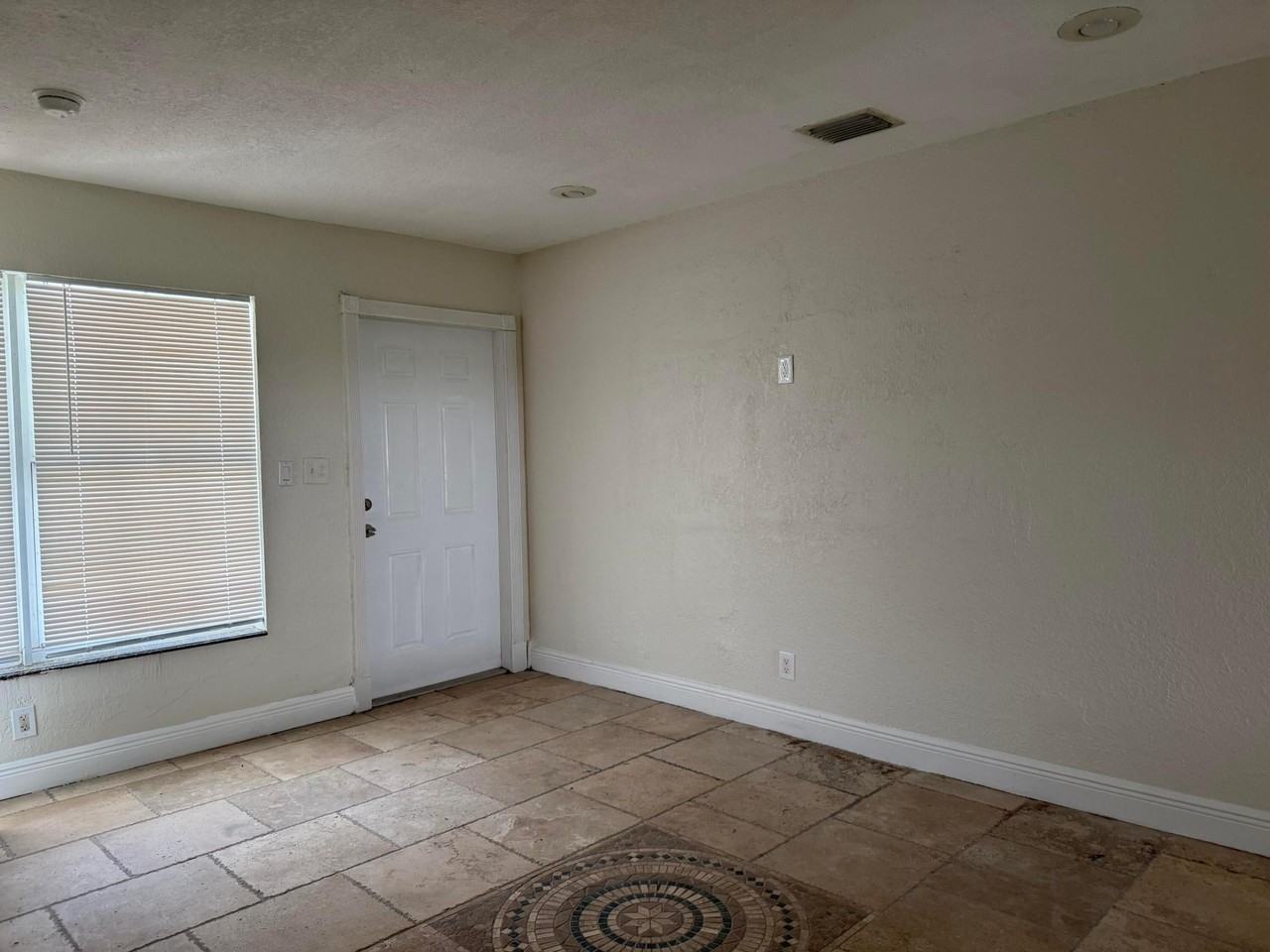 1751 Nw 34th Ave - Photo 5 of 26
