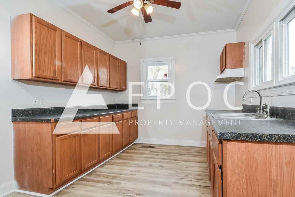 602 Loftus St - Photo 3 of 17