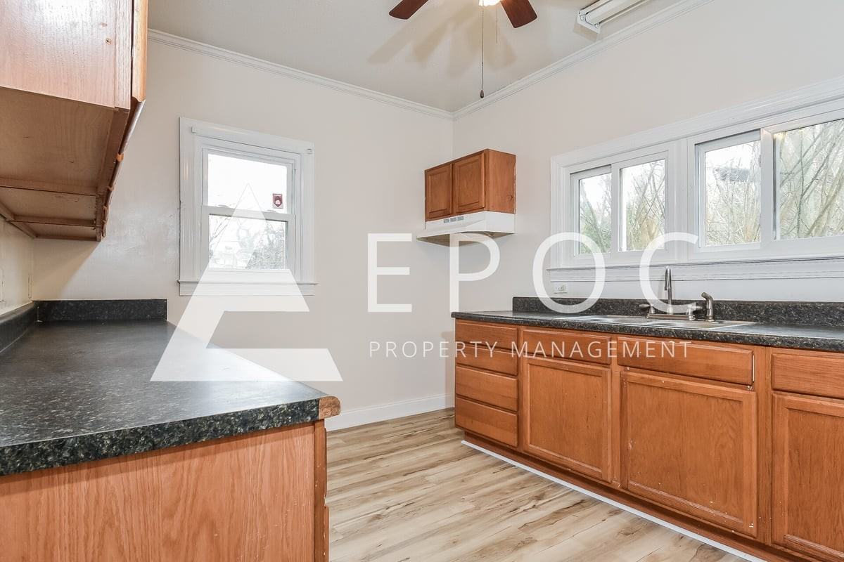 602 Loftus St - Photo 4 of 17