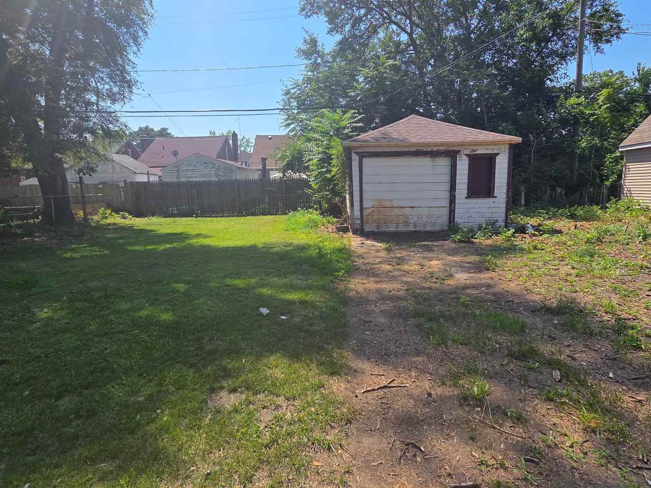 15757 Pinehurst St - Photo 2 of 23