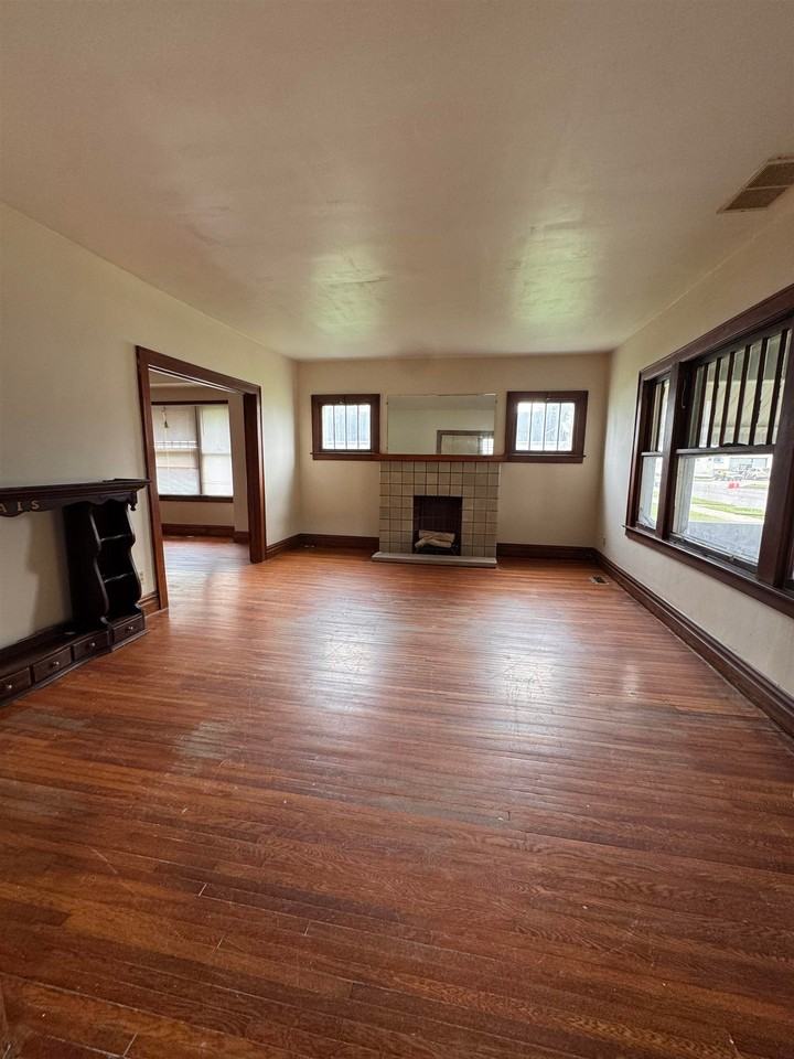 2926 5th Ave - Photo 6 of 24