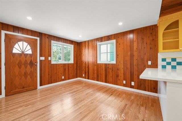 2549 N Beachwood Dr - Photo 2 of 8
