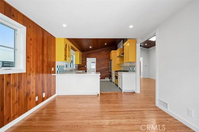 2549 N Beachwood Dr - Photo 3 of 8