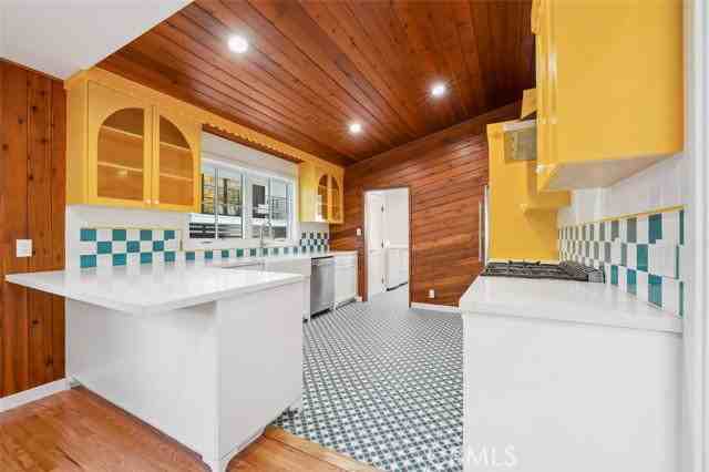 2549 N Beachwood Dr - Photo 4 of 8