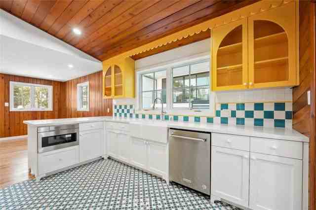 2549 N Beachwood Dr - Photo 5 of 8