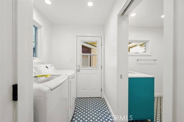 2549 N Beachwood Dr - Photo 6 of 8