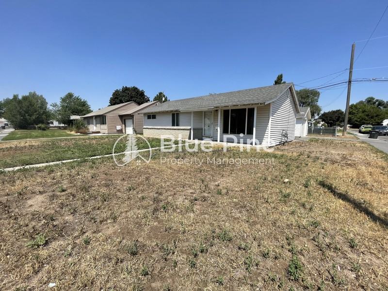 1195 E 15th St - Photo 2 of 15
