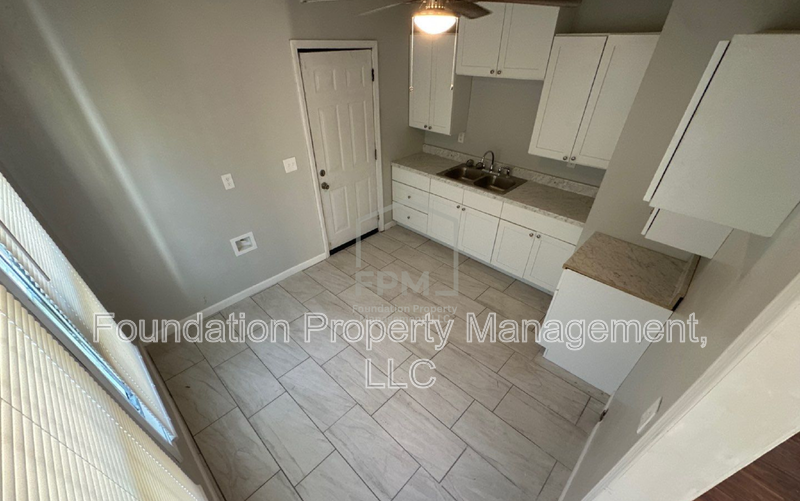 1663 Humber St - Photo 3 of 24