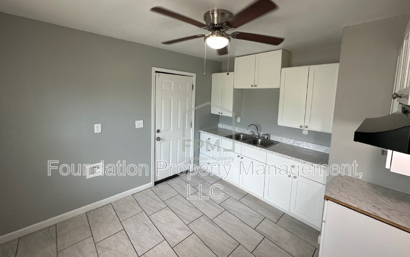 1663 Humber St - Photo 4 of 24
