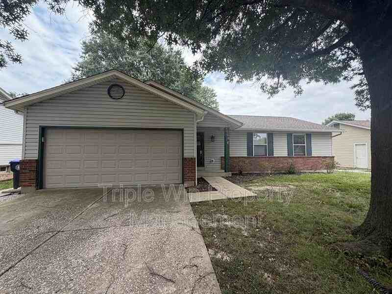 1688 Knightwood Ln - Photo 2 of 40