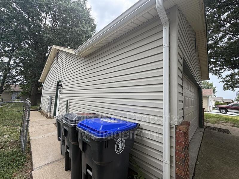 1688 Knightwood Ln - Photo 3 of 40
